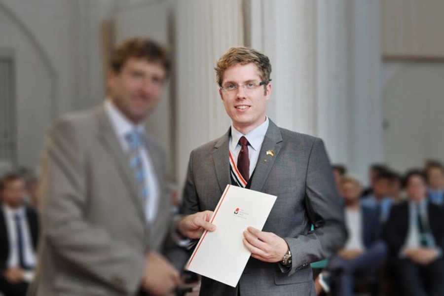Bundesbruder beim Erhalt seines Studiumsabschlusses