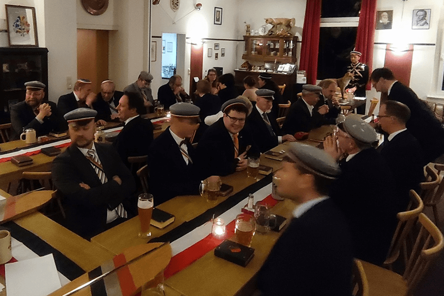 Bild von Anwesenden einer Kneipe