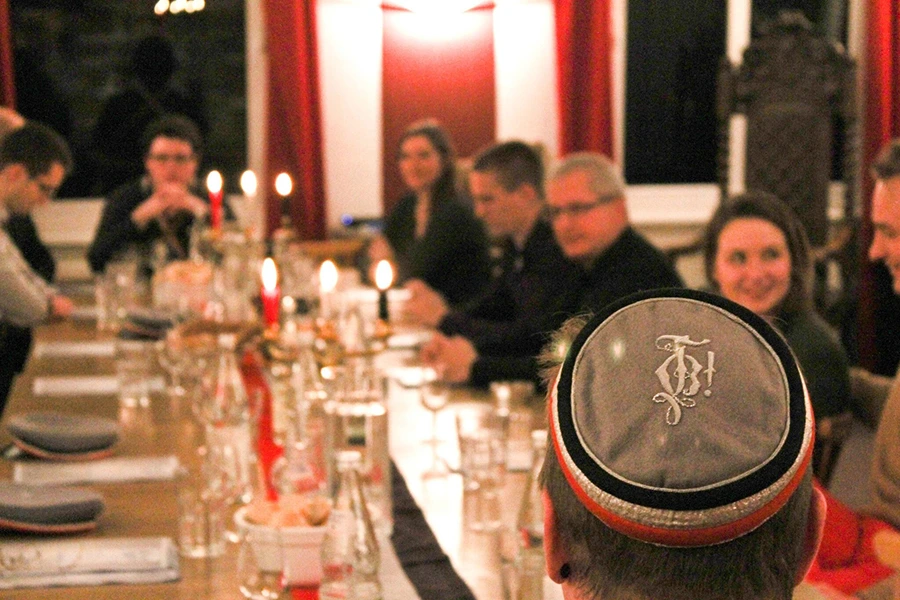 Bild vom Kommers mit Frauen