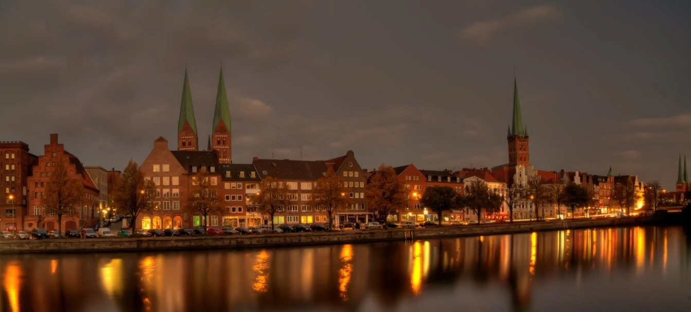 Skyline von Lübeck bei Nacht
