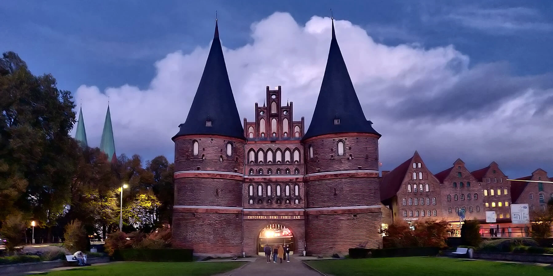 Skyline von Lübeck bei Nacht